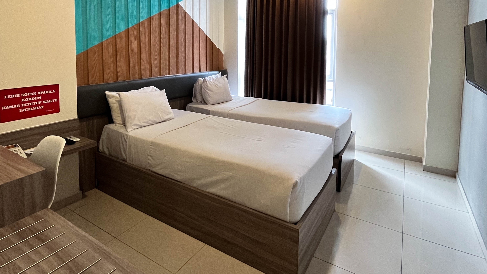 Junior Deluxe  Room Twin Bed